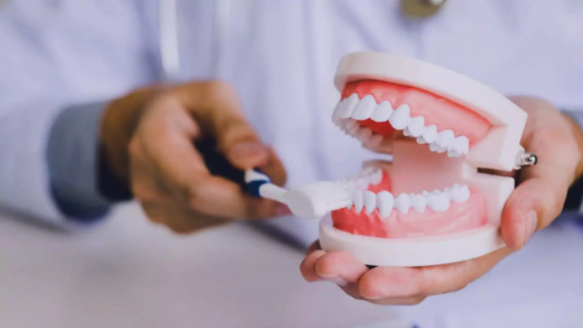 A más de la mitad de los chilenos le sangran las encías cuando se cepillan los dientes