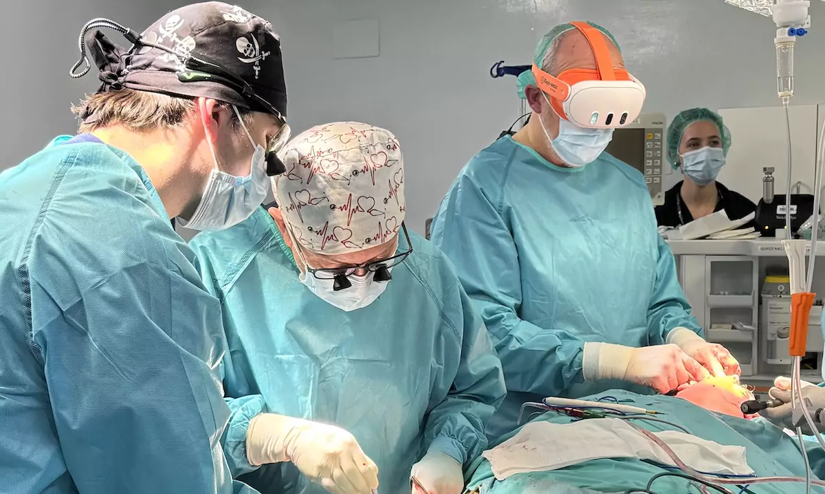 Cirujanos operan un tumor maxilar asistidos por gafas de realidad aumentada
