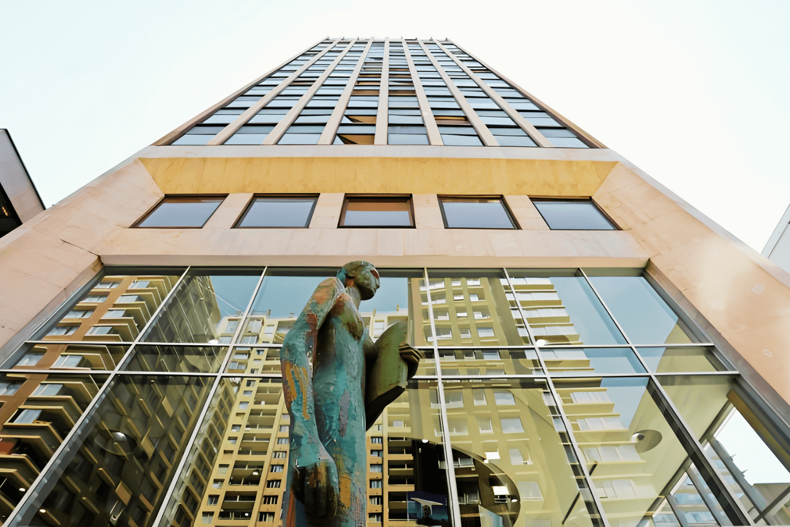 Edificio de tribunales de justicia utilizado como imagen referencial de un fallo judicial sobre responsabilidad profesional en odontología.